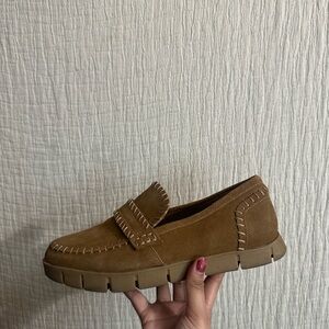 MIA NATALEE LOAFER - TAN SUEDE Sz 9